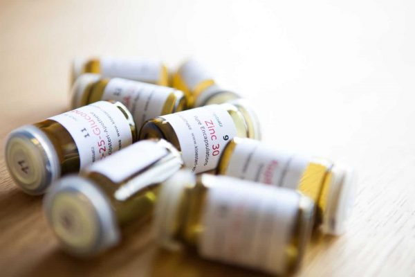 fläschchen liegend auf einem tisch