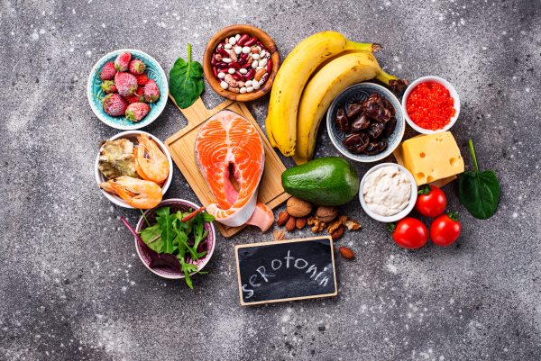 Bild von Serotoninhaltiger Nahrung: Bananen, Nüsse, Lachs, Tomaten, Käse, Datteln, Garnelen, Spinat, Erdbeeren